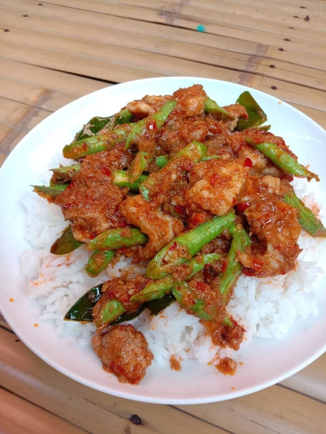 ผัดพริกแกงหมู