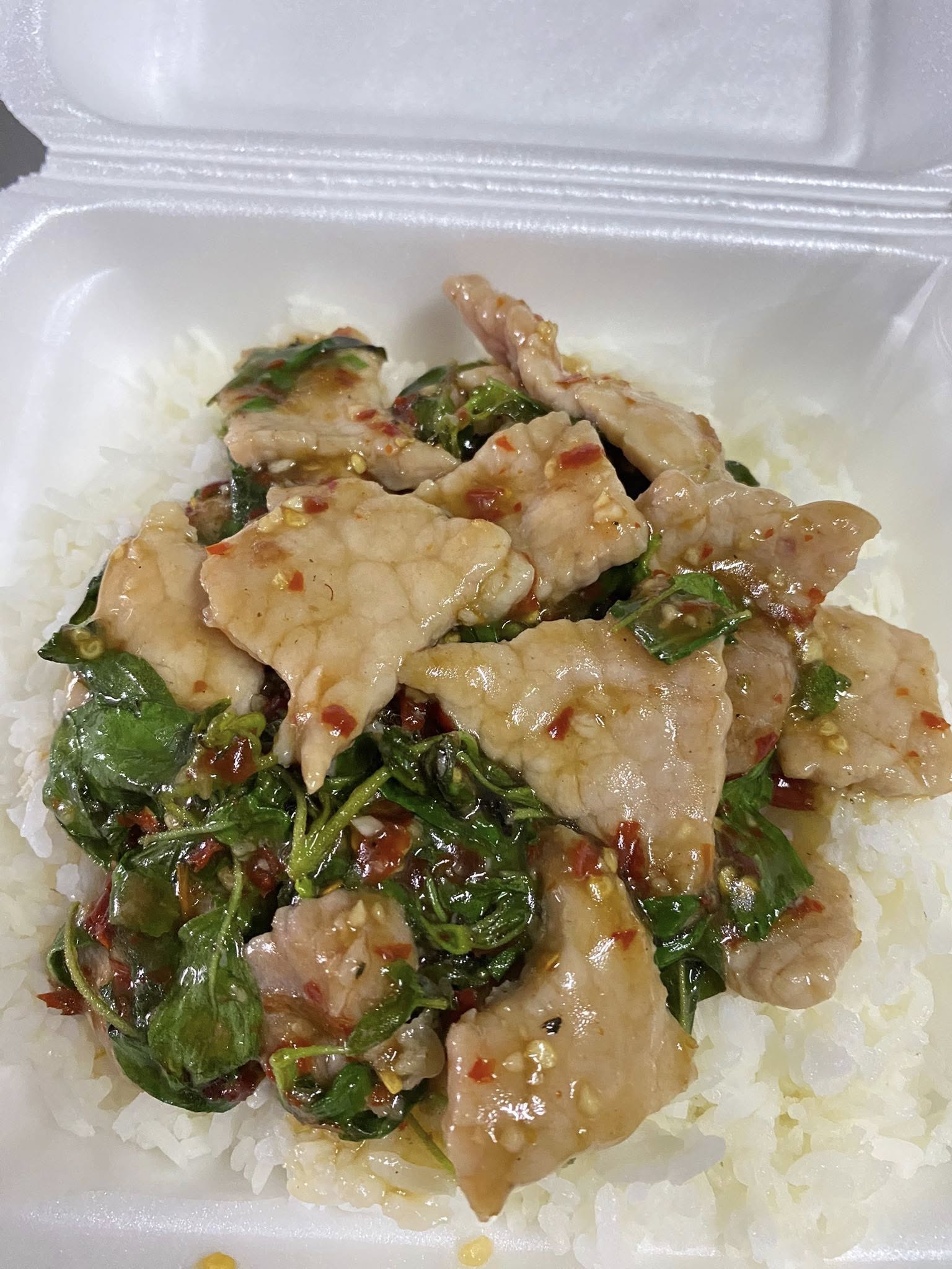 กะเพราหมูสับ หมูชิ้น