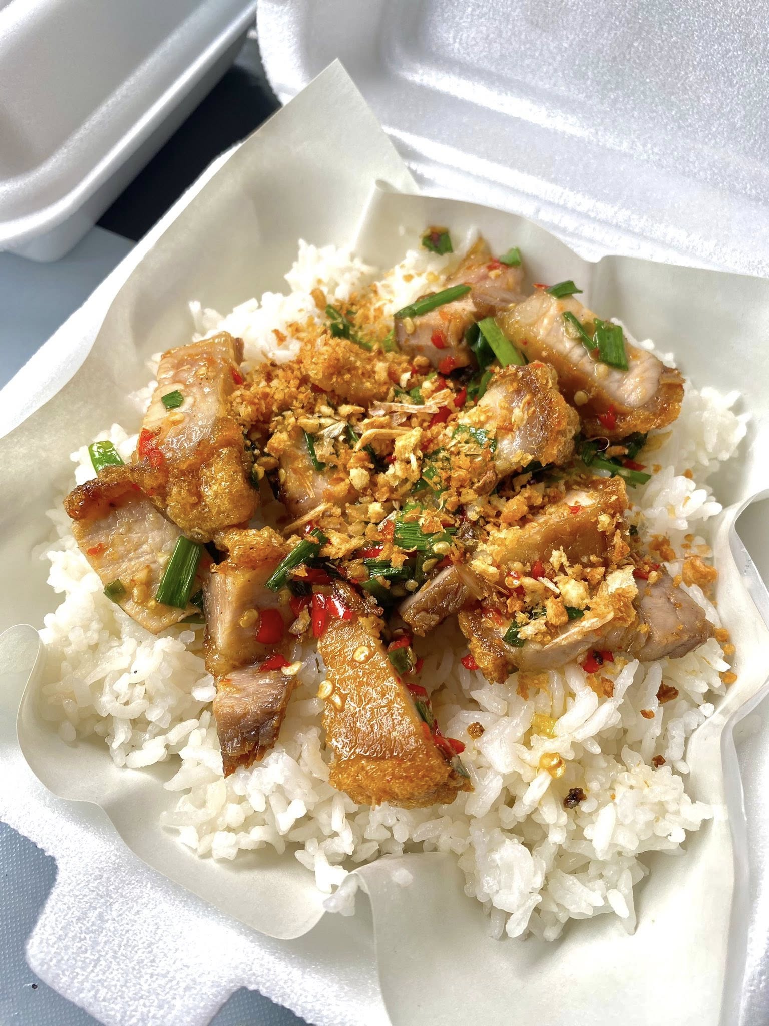 หมูกรอบคั่วพริกเกลือ