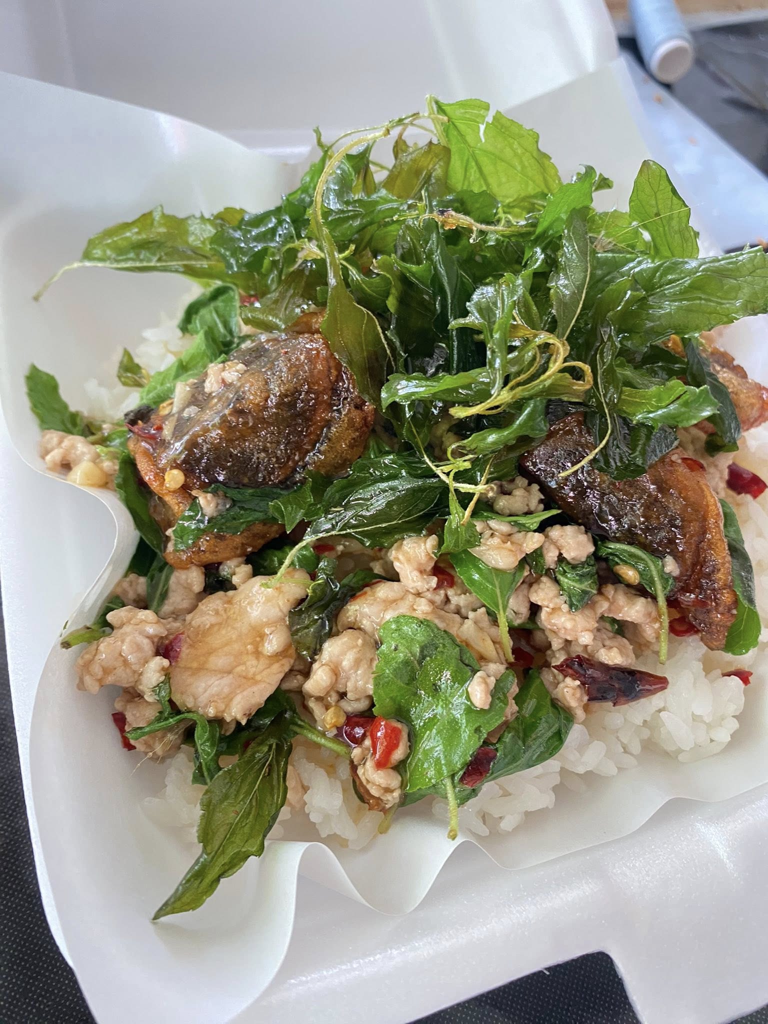 กะเพรากรอบไข่เยี่ยวม้า